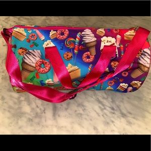 Brand New Kids Top Trenz Duffle Bag.Roomy
and Perfect for Travels and Sleepovers